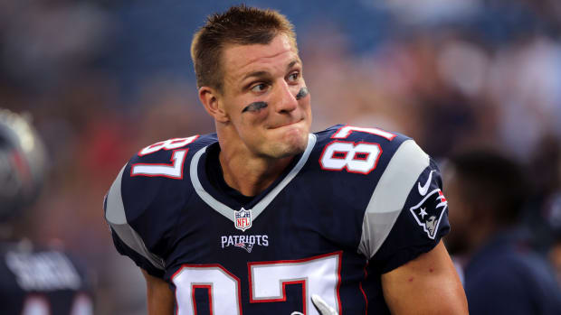 rob-gronkowski-patriots-grammar-police-twitter.jpg